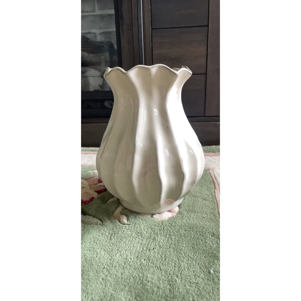 White Ceramic Ruffled Vase - Picture 2 of 4